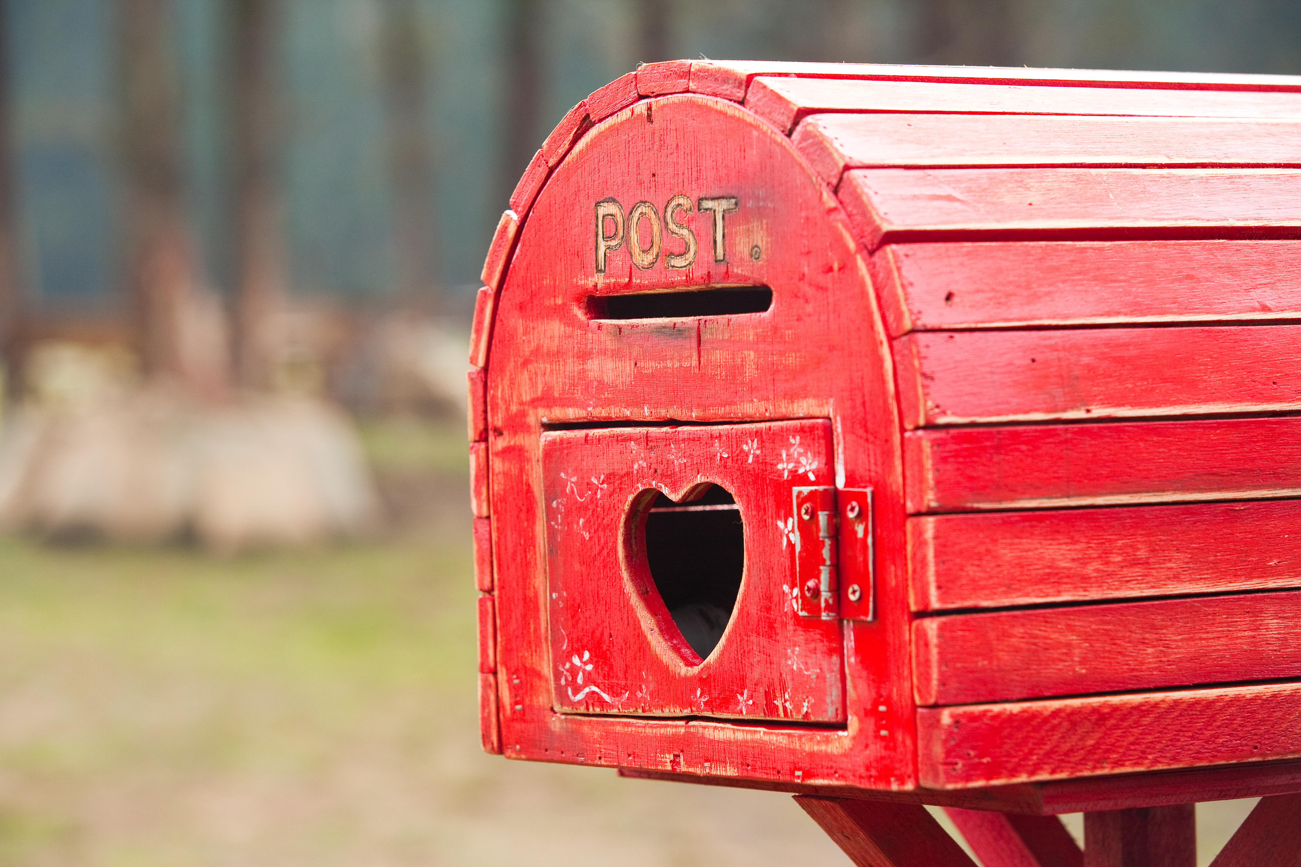 Roter Briefkasten aus Holz